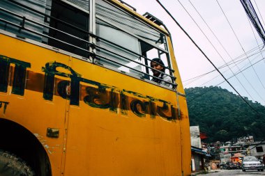 Pokhara Nepal 4 Ekim 2018 görünümünü bir geleneksel Nepalce sarı okul New sokakta pokhara öğleden sonra otobüs sürüş
