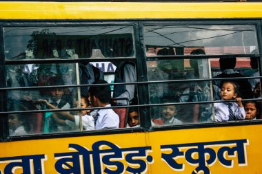 Pokhara Nepal 4 Ekim 2018 görünümünü bir geleneksel Nepalce sarı okul New sokakta pokhara öğleden sonra otobüs sürüş