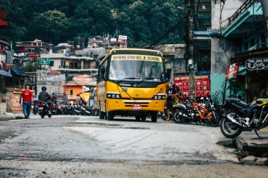 Pokhara Nepal 4 Ekim 2018 görünümünü bir geleneksel Nepalce sarı okul New sokakta pokhara öğleden sonra otobüs sürüş