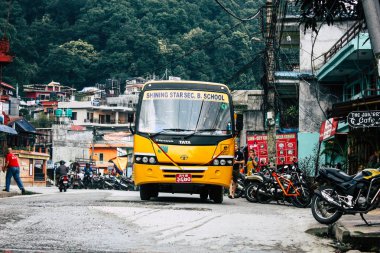 Pokhara Nepal 4 Ekim 2018 görünümünü bir geleneksel Nepalce sarı okul New sokakta pokhara öğleden sonra otobüs sürüş