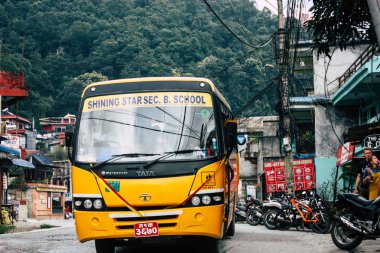 Pokhara Nepal 4 Ekim 2018 görünümünü bir geleneksel Nepalce sarı okul New sokakta pokhara öğleden sonra otobüs sürüş