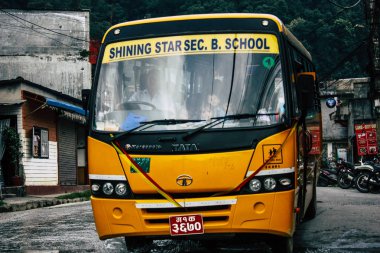 Pokhara Nepal 4 Ekim 2018 görünümünü bir geleneksel Nepalce sarı okul New sokakta pokhara öğleden sonra otobüs sürüş