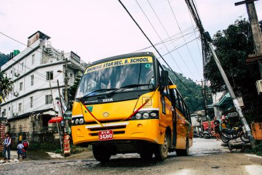 Pokhara Nepal 4 Ekim 2018 görünümünü bir geleneksel Nepalce sarı okul New sokakta pokhara öğleden sonra otobüs sürüş
