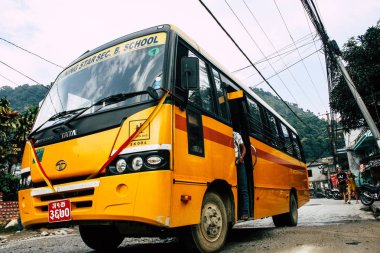Pokhara Nepal 4 Ekim 2018 görünümünü bir geleneksel Nepalce sarı okul New sokakta pokhara öğleden sonra otobüs sürüş