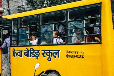 Pokhara Nepal 4 Ekim 2018 görünümünü bir geleneksel Nepalce sarı okul New sokakta pokhara öğleden sonra otobüs sürüş