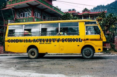 Pokhara Nepal 4 Ekim 2018 görünümünü bir geleneksel Nepalce sarı okul New sokakta pokhara öğleden sonra otobüs sürüş