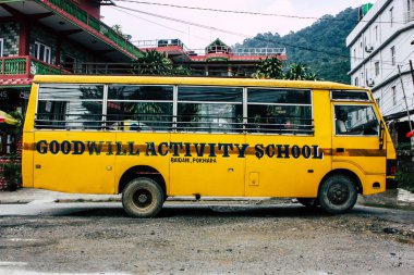 Pokhara Nepal 4 Ekim 2018 görünümünü bir geleneksel Nepalce sarı okul New sokakta pokhara öğleden sonra otobüs sürüş