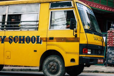 Pokhara Nepal 4 Ekim 2018 görünümünü bir geleneksel Nepalce sarı okul New sokakta pokhara öğleden sonra otobüs sürüş