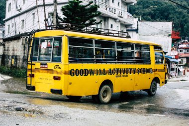 Pokhara Nepal 4 Ekim 2018 görünümünü bir geleneksel Nepalce sarı okul New sokakta pokhara öğleden sonra otobüs sürüş