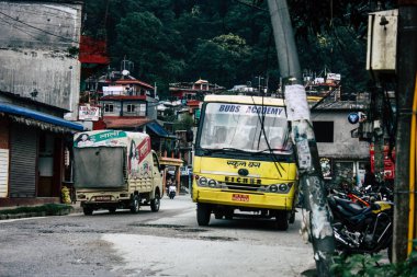 Pokhara Nepal 4 Ekim 2018 görünümünü bir geleneksel Nepalce sarı okul New sokakta pokhara öğleden sonra otobüs sürüş