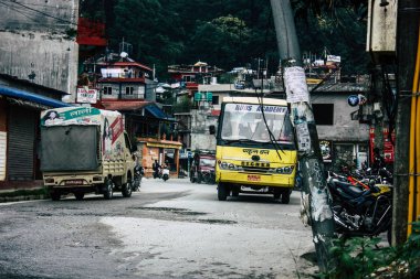 Pokhara Nepal 4 Ekim 2018 görünümünü bir geleneksel Nepalce sarı okul New sokakta pokhara öğleden sonra otobüs sürüş