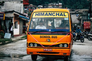 Pokhara Nepal 4 Ekim 2018 görünümünü bir geleneksel Nepalce sarı okul New sokakta pokhara öğleden sonra otobüs sürüş