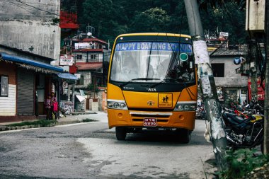 Pokhara Nepal 4 Ekim 2018 görünümünü bir geleneksel Nepalce sarı okul New sokakta pokhara öğleden sonra otobüs sürüş