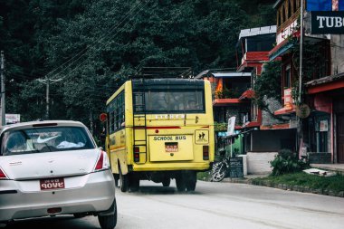 Pokhara Nepal 4 Ekim 2018 görünümünü bir geleneksel Nepalce sarı okul New sokakta pokhara öğleden sonra otobüs sürüş