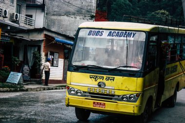 Pokhara Nepal 4 Ekim 2018 görünümünü bir geleneksel Nepalce sarı okul New sokakta pokhara öğleden sonra otobüs sürüş