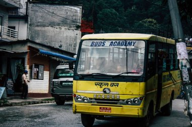 Pokhara Nepal 4 Ekim 2018 görünümünü bir geleneksel Nepalce sarı okul New sokakta pokhara öğleden sonra otobüs sürüş