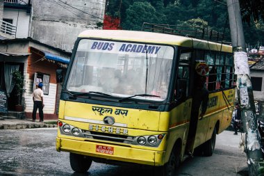 Pokhara Nepal 4 Ekim 2018 görünümünü bir geleneksel Nepalce sarı okul New sokakta pokhara öğleden sonra otobüs sürüş