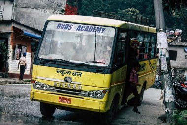 Pokhara Nepal 4 Ekim 2018 görünümünü bir geleneksel Nepalce sarı okul New sokakta pokhara öğleden sonra otobüs sürüş