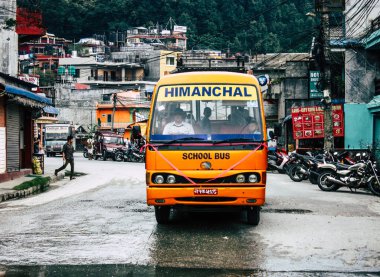 Pokhara Nepal 4 Ekim 2018 görünümünü bir geleneksel Nepalce sarı okul New sokakta pokhara öğleden sonra otobüs sürüş
