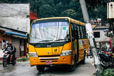 Pokhara Nepal 4 Ekim 2018 görünümünü bir geleneksel Nepalce sarı okul New sokakta pokhara öğleden sonra otobüs sürüş