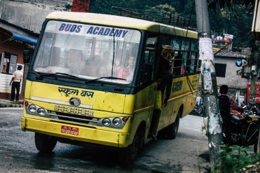 Pokhara Nepal 4 Ekim 2018 görünümünü bir geleneksel Nepalce sarı okul New sokakta pokhara öğleden sonra otobüs sürüş