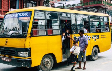 Pokhara Nepal 4 Ekim 2018 görünümünü bir geleneksel Nepalce sarı okul New sokakta pokhara öğleden sonra otobüs sürüş