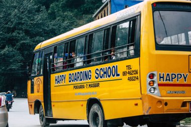 Pokhara Nepal 4 Ekim 2018 görünümünü bir geleneksel Nepalce sarı okul New sokakta pokhara öğleden sonra otobüs sürüş