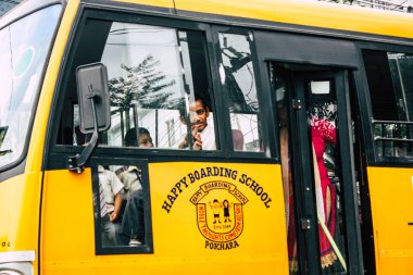 Pokhara Nepal 4 Ekim 2018 görünümünü bir geleneksel Nepalce sarı okul New sokakta pokhara öğleden sonra otobüs sürüş