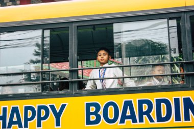 Pokhara Nepal 4 Ekim 2018 görünümünü bir geleneksel Nepalce sarı okul New sokakta pokhara öğleden sonra otobüs sürüş