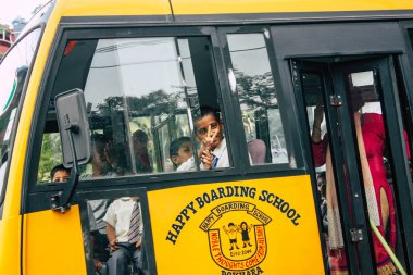 Pokhara Nepal 4 Ekim 2018 görünümünü bir geleneksel Nepalce sarı okul New sokakta pokhara öğleden sonra otobüs sürüş