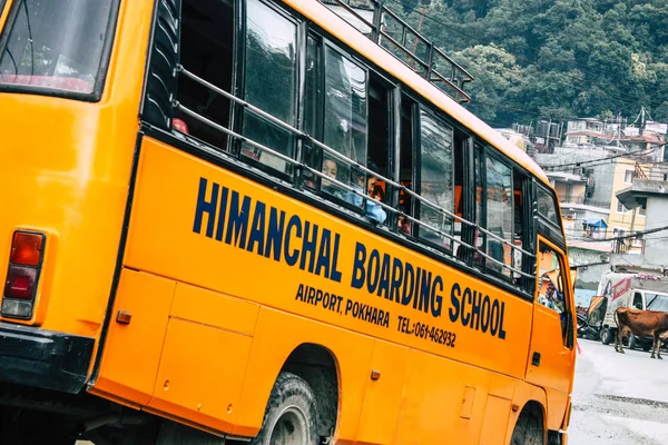 Pokhara Nepal 4 Ekim 2018 görünümünü bir geleneksel Nepalce sarı okul New sokakta pokhara öğleden sonra otobüs sürüş