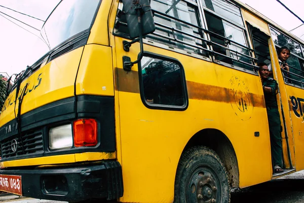 Pokhara Nepal 4 Ekim 2018 görünümünü bir geleneksel Nepalce sarı okul New sokakta pokhara öğleden sonra otobüs sürüş