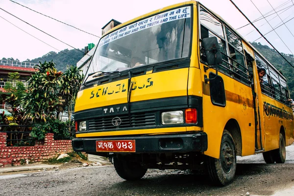 Pokhara Nepal 4 Ekim 2018 görünümünü bir geleneksel Nepalce sarı okul New sokakta pokhara öğleden sonra otobüs sürüş