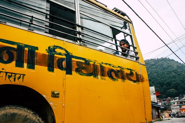 Pokhara Nepal 4 Ekim 2018 görünümünü bir geleneksel Nepalce sarı okul New sokakta pokhara öğleden sonra otobüs sürüş