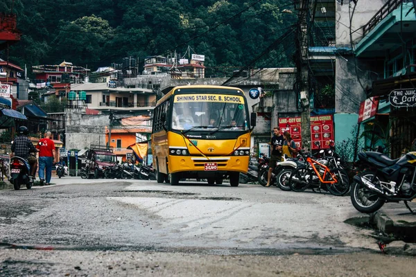 Pokhara Nepal 4 Ekim 2018 görünümünü bir geleneksel Nepalce sarı okul New sokakta pokhara öğleden sonra otobüs sürüş