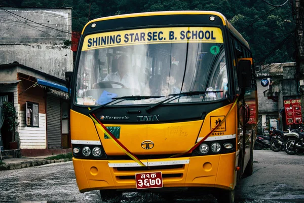 Pokhara Nepal 4 Ekim 2018 görünümünü bir geleneksel Nepalce sarı okul New sokakta pokhara öğleden sonra otobüs sürüş