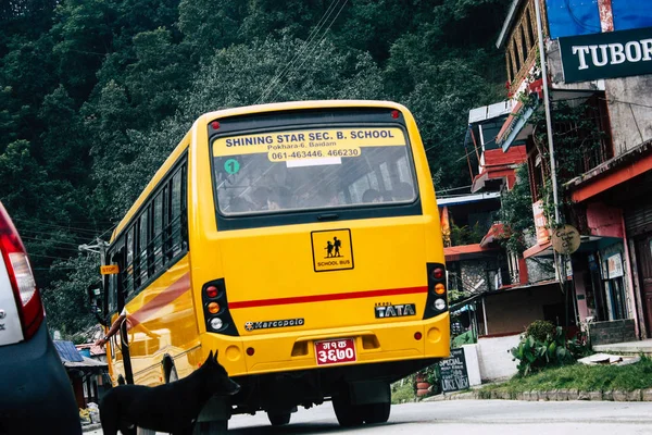 Pokhara Nepal 4 Ekim 2018 görünümünü bir geleneksel Nepalce sarı okul New sokakta pokhara öğleden sonra otobüs sürüş