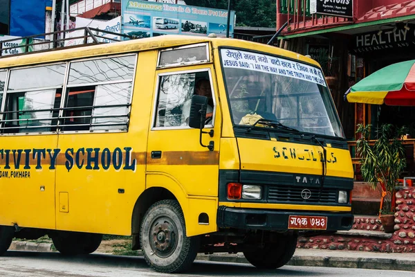 Pokhara Nepal 4 Ekim 2018 görünümünü bir geleneksel Nepalce sarı okul New sokakta pokhara öğleden sonra otobüs sürüş