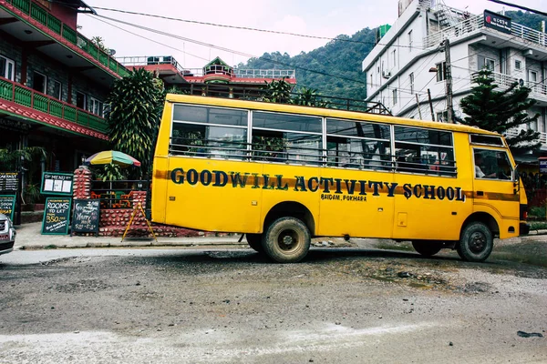 Pokhara Nepal 4 Ekim 2018 görünümünü bir geleneksel Nepalce sarı okul New sokakta pokhara öğleden sonra otobüs sürüş