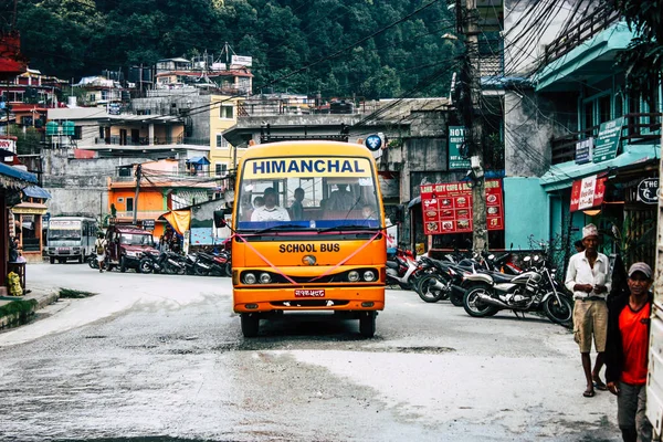 Pokhara Nepal 4 Ekim 2018 görünümünü bir geleneksel Nepalce sarı okul New sokakta pokhara öğleden sonra otobüs sürüş
