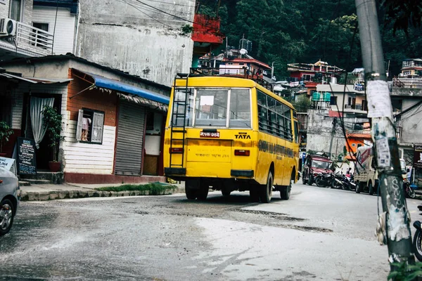 Pokhara Nepal 4 Ekim 2018 görünümünü bir geleneksel Nepalce sarı okul New sokakta pokhara öğleden sonra otobüs sürüş
