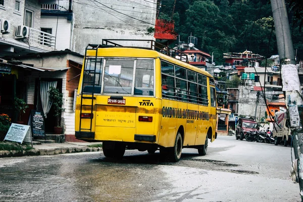 Pokhara Nepal 4 Ekim 2018 görünümünü bir geleneksel Nepalce sarı okul New sokakta pokhara öğleden sonra otobüs sürüş