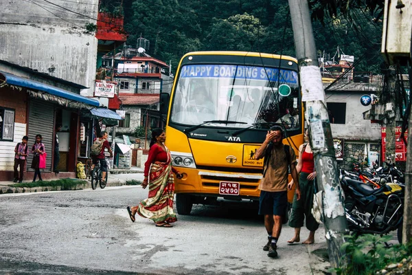 Pokhara Nepal 4 Ekim 2018 görünümünü bir geleneksel Nepalce sarı okul New sokakta pokhara öğleden sonra otobüs sürüş