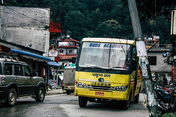Pokhara Nepal 4 Ekim 2018 görünümünü bir geleneksel Nepalce sarı okul New sokakta pokhara öğleden sonra otobüs sürüş