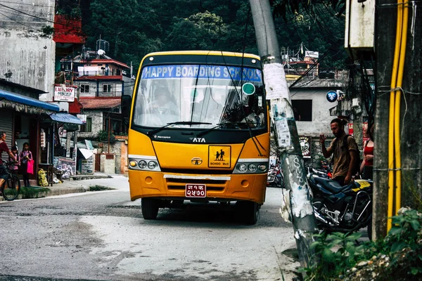 Pokhara Nepal 4 Ekim 2018 görünümünü bir geleneksel Nepalce sarı okul New sokakta pokhara öğleden sonra otobüs sürüş