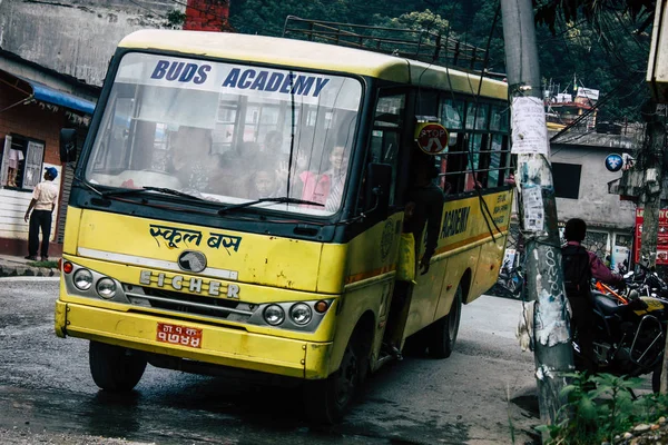 Pokhara Nepal 4 Ekim 2018 görünümünü bir geleneksel Nepalce sarı okul New sokakta pokhara öğleden sonra otobüs sürüş