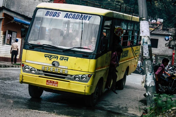 Pokhara Nepal 4 Ekim 2018 görünümünü bir geleneksel Nepalce sarı okul New sokakta pokhara öğleden sonra otobüs sürüş