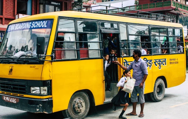 Pokhara Nepal 4 Ekim 2018 görünümünü bir geleneksel Nepalce sarı okul New sokakta pokhara öğleden sonra otobüs sürüş