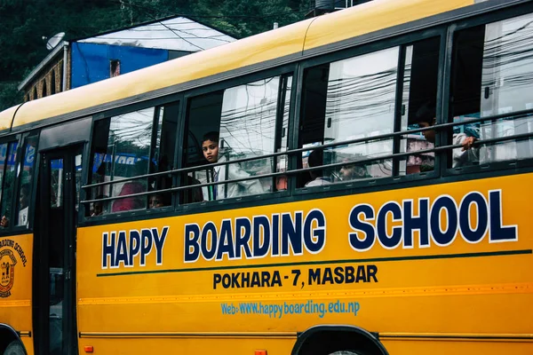 Pokhara Nepal 4 Ekim 2018 görünümünü bir geleneksel Nepalce sarı okul New sokakta pokhara öğleden sonra otobüs sürüş