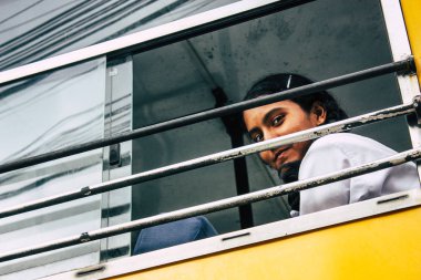 Pokhara Nepal 4 Ekim 2018 gelen geleneksel bir okul otobüsü Nepal Pokhara adlı okulda öğleden sonra çocuk portresi